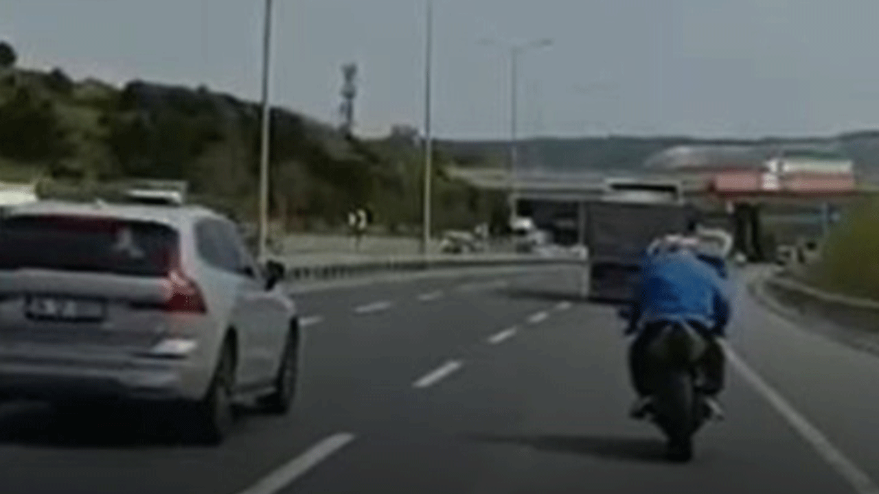 Havalimanı yolunda tehlikeli hareketler! O anlar kameraya böyle yansıdı!