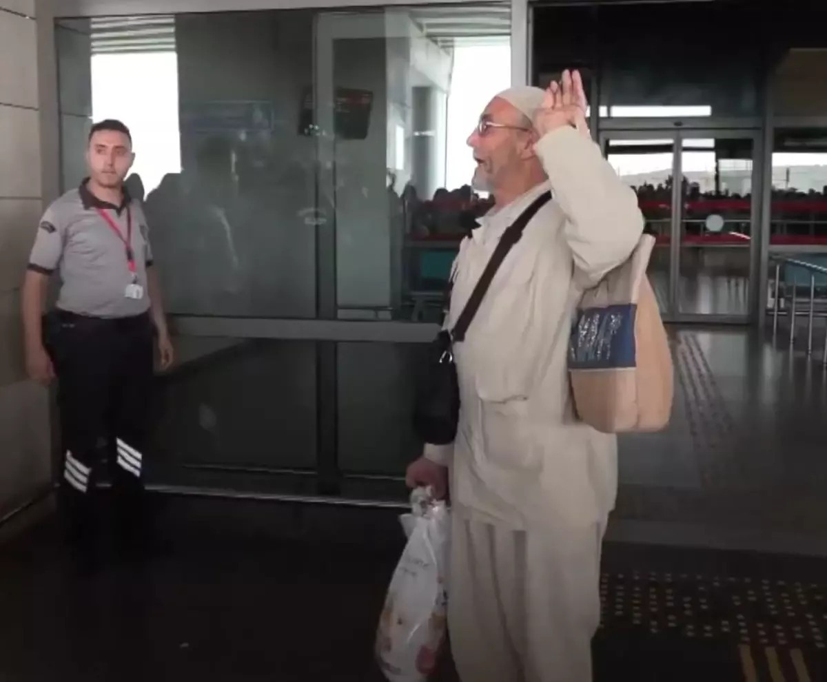 Havalimanında duygusal anlar! Hacdan dönen yaşlı çiftin karşısında gözyaşlarına boğuldu