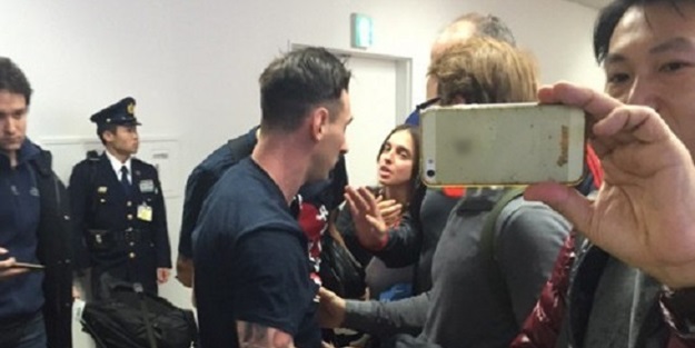 Havalimanında Messi'ye saldırı