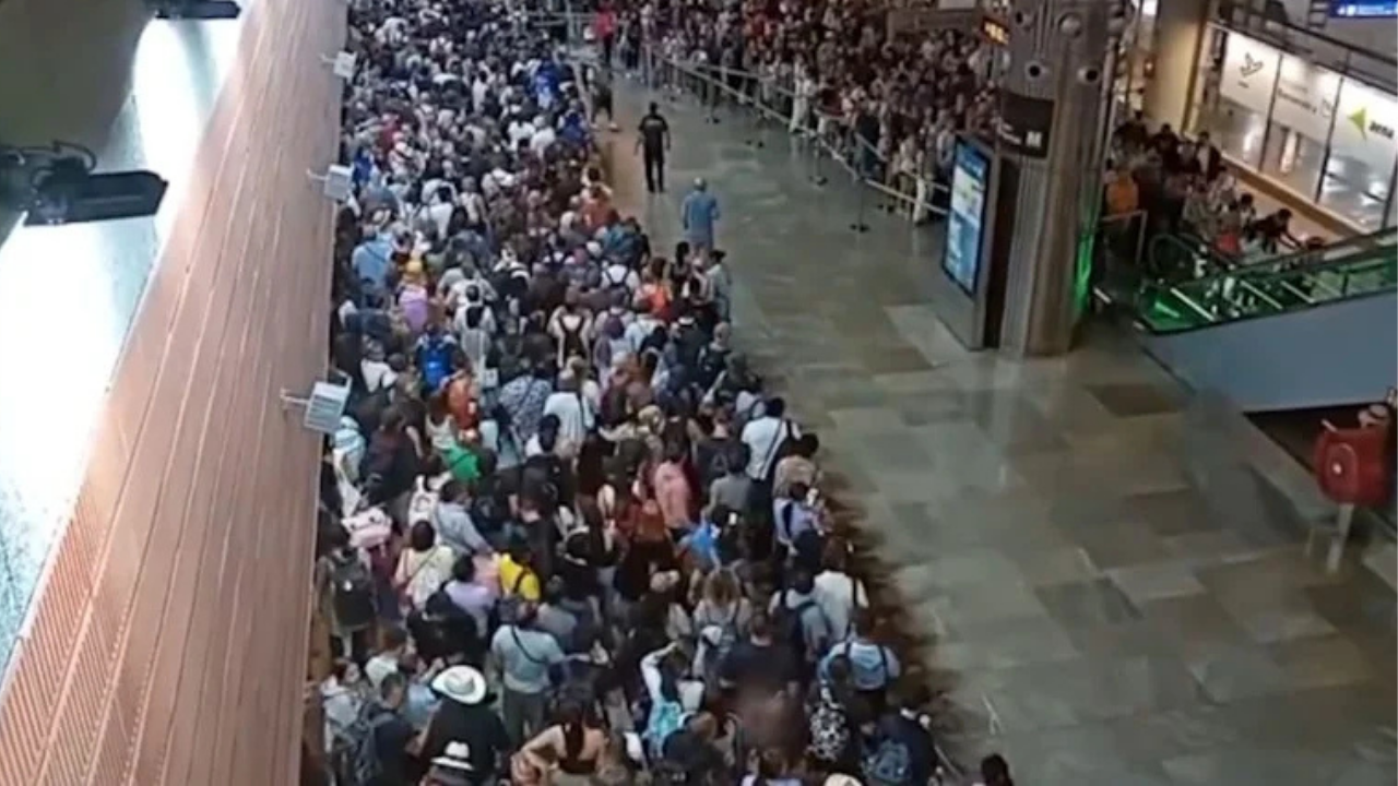 Havalimanında pasaport krizi! Yolcular uçuşları kaçırdı, terminal felç oldu