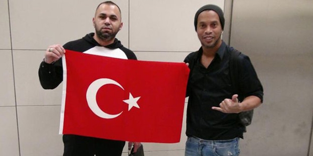 Havalimanında Ronaldinho çılgınlığı...