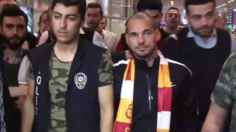 Havalimanında Sneijder izdihamı