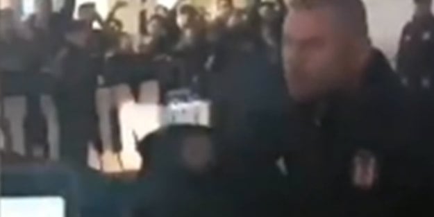 Havalimanında şok görüntü! ‘Hırsız Burak’ diyen taraftara bakın ne yaptı!