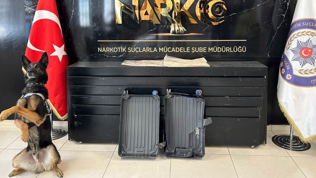 Havalimanında şüphe üzerine aranan valizden 2 kilo 100 gram uyuşturucu çıktı
