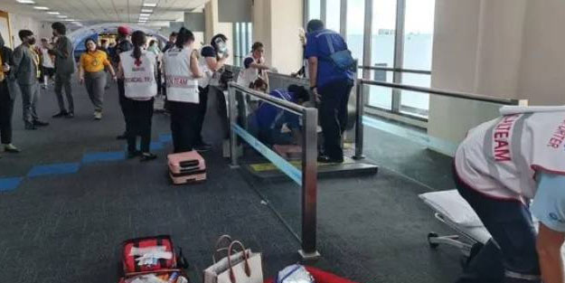 Havalimanında yürüyen yola ayağını kaptıran yolcu bacağını kaybetti