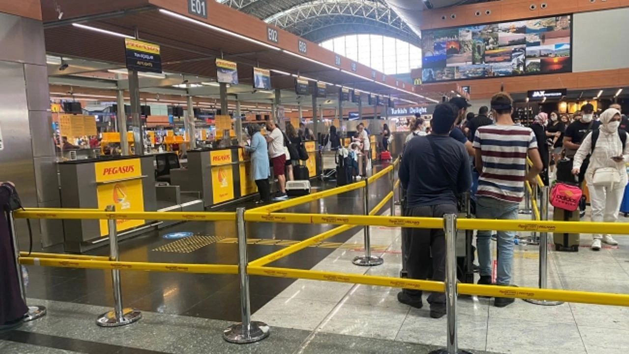 Havalimanlarında bayram tatili yoğunluğu