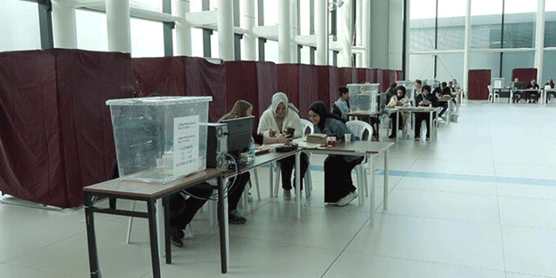 Havalimanlarındaki oy kullanma işlemi devam ediyor