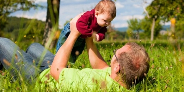 Havaya fırlatarak bebek sevmek doğru mu?