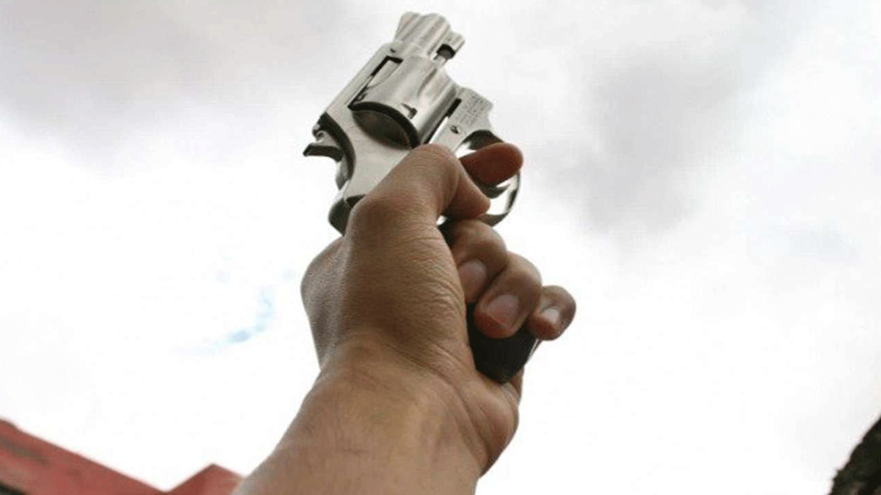 Havaya sıkılan mermilerden biri bir çocuğun kafasına, diğeri bir vatandaşın sırtına isabet etti: İkisi de yoğun bakımda