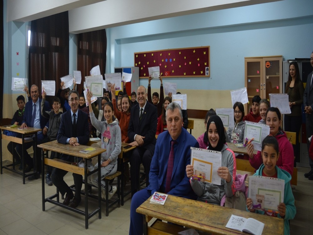 Havran protokolü öğrencilerin karne heyecanına ortak oldu 