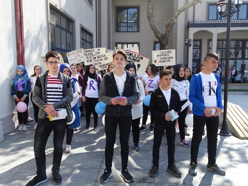 Havran’da liseliler kansere dikkat çekmek için yürüdü 