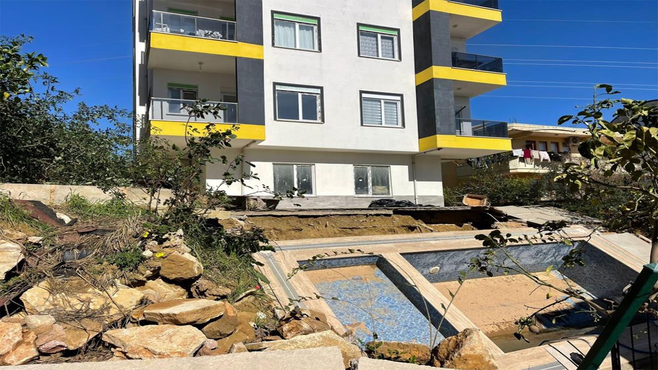 Havuzun çöktüğü yerde gel de binaya güven!