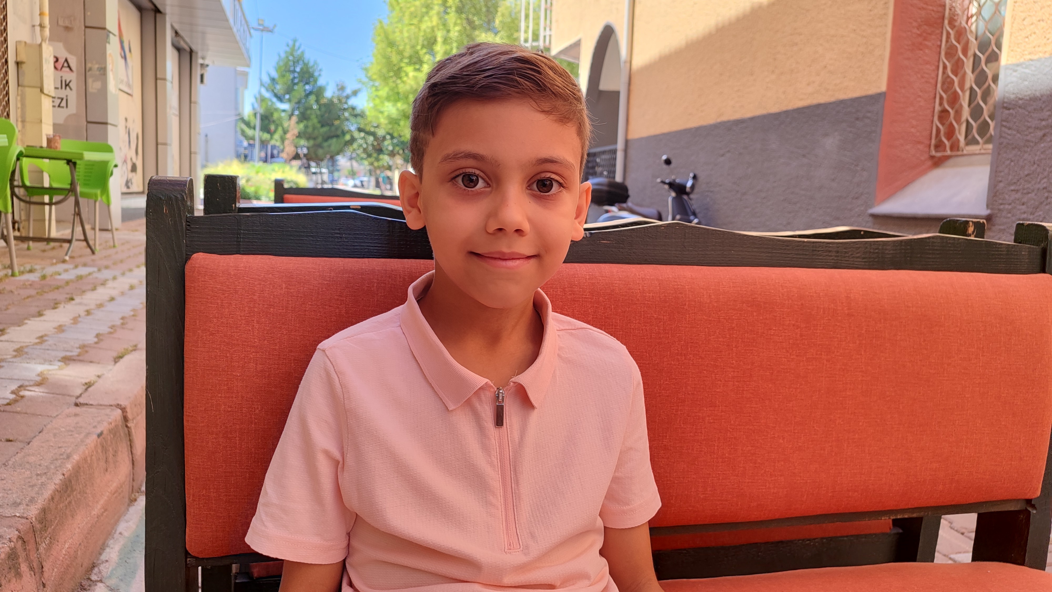 Hayalini gerçeğe dönüştürdü! 9 yaşında ilk kitabını yazdı