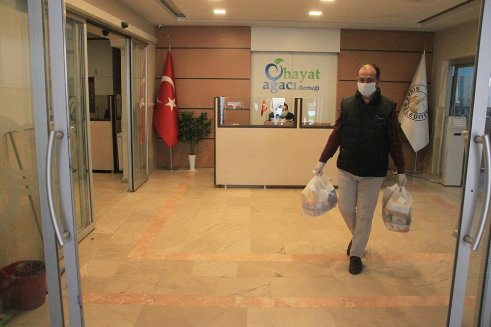 Hayat Ağacı Derneği 65 yaş üstünü unutmadı 