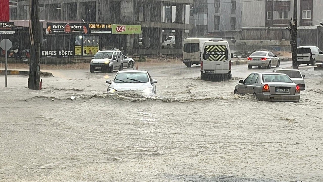 Hayat felç oldu! Yollar göle döndü, araçlar mahsur kaldı
