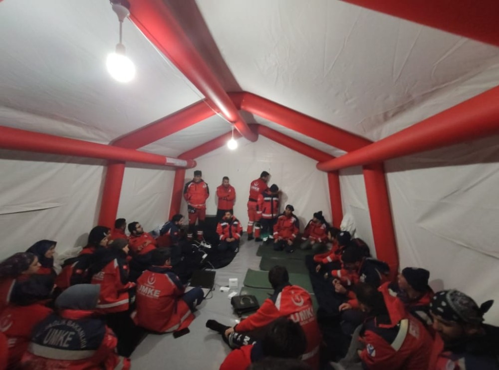 Hayat kurtarmak için kampa girdiler 