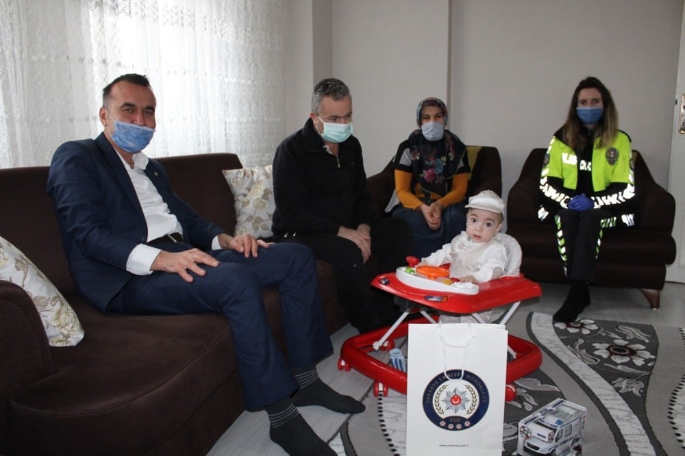 Hayata tutunan Yusuf bebeğe Emniyet Müdürü Kaya’dan hediye 