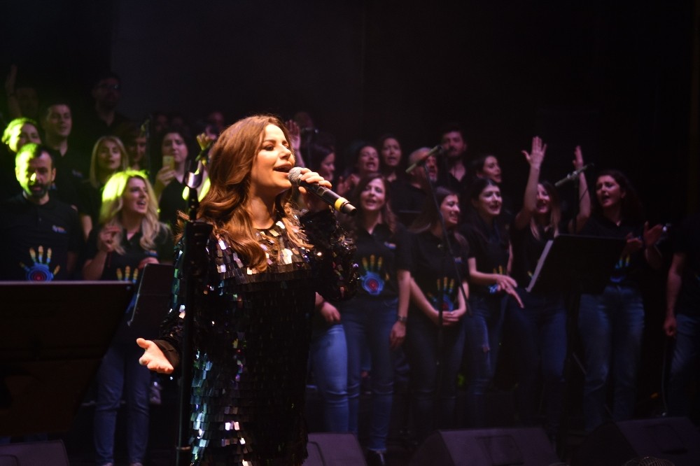 ‘Hayatı Aydınlat Konseri’nde çalışanlar korusuna ünlü sanatçı Merve Özbey eşlik etti 