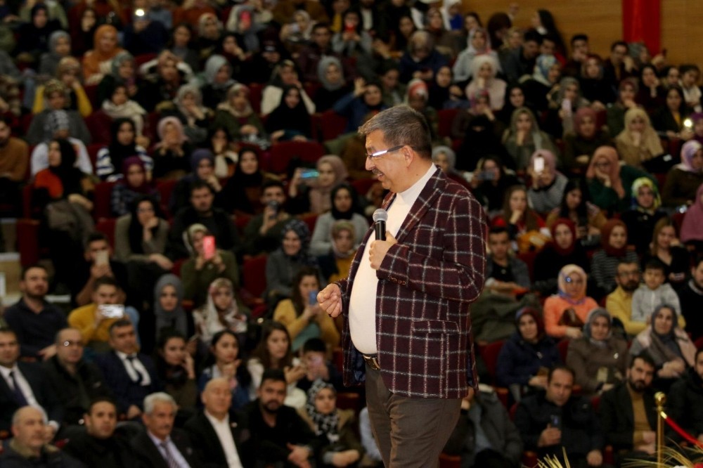 Hayati İnanç, Ağrı’da salonlara sığmadı 