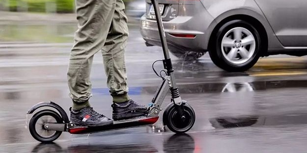 Hayatımızdaki yeni tehlike! Otomobille çarpışan skuter sürücüsü yaşamını yitirdi