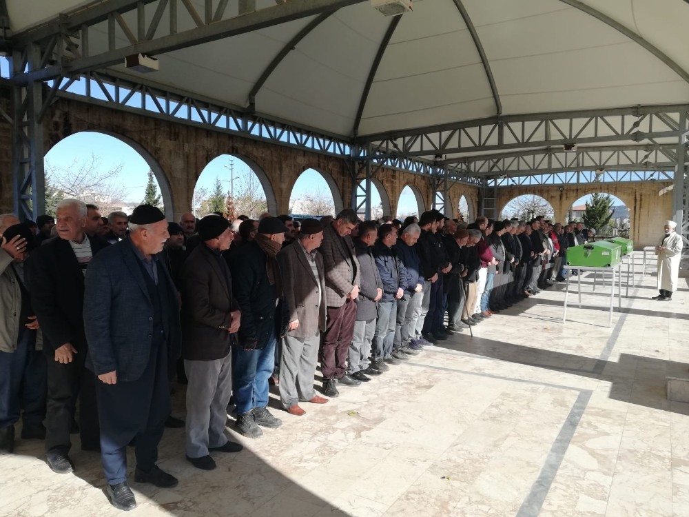 Hayatını kaybeden anne ve kızı yan yana toprağa verildi 