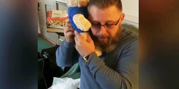 Ölen oğlunun kalbinin atışlarını gözyaşlarıyla dinledi