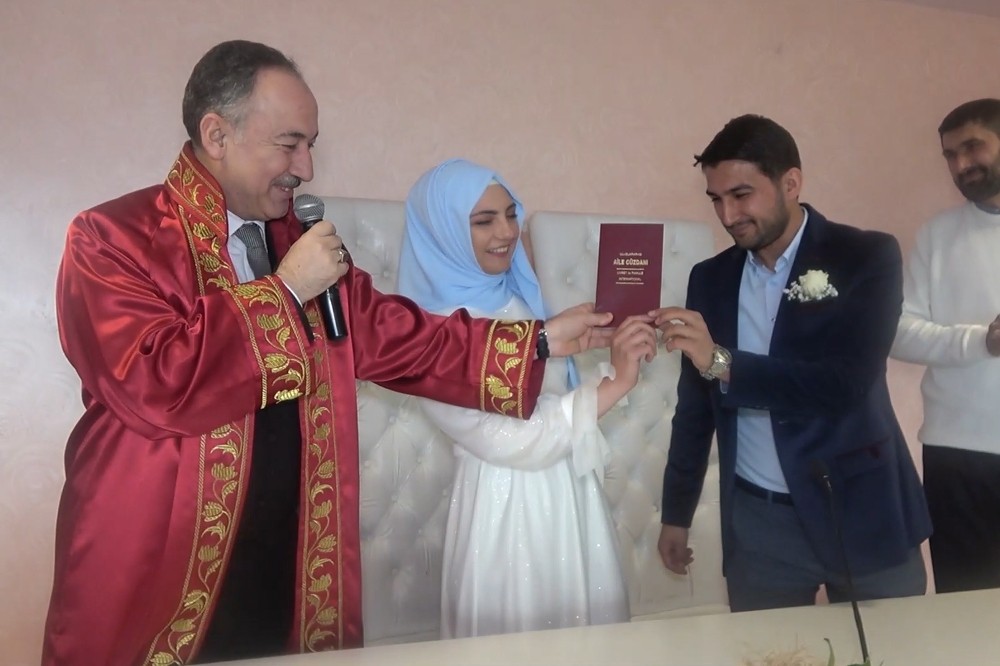 Hayatlarını birleştirmek için Sevgililer Günü’nü tercih ettiler 