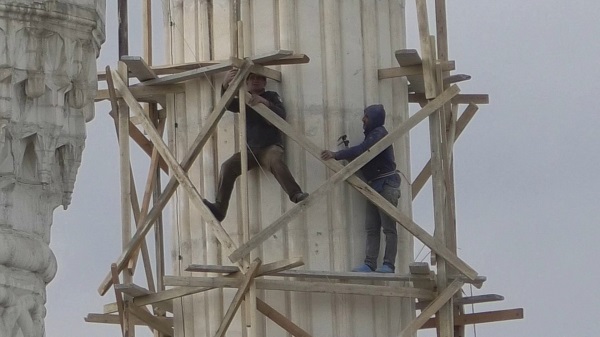 Hayatlarını böyle tehlikeye attılar! Metrelerce yüksekte ölümle dans