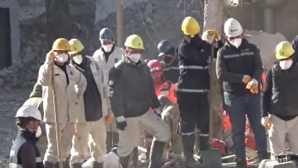 Hayatlarını hiçe saydılar! Enkaz başına önce onlar koştu