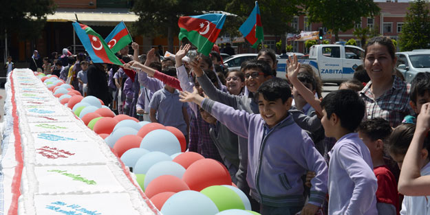 Aliyev'in doğum gününe 93 metrelik pasta