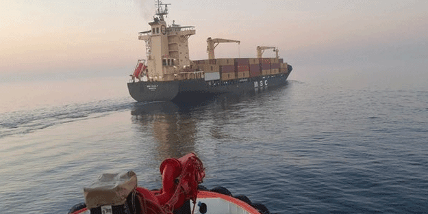 Haydarpaşa açıklarında konteyner gemisi arıza yaptı