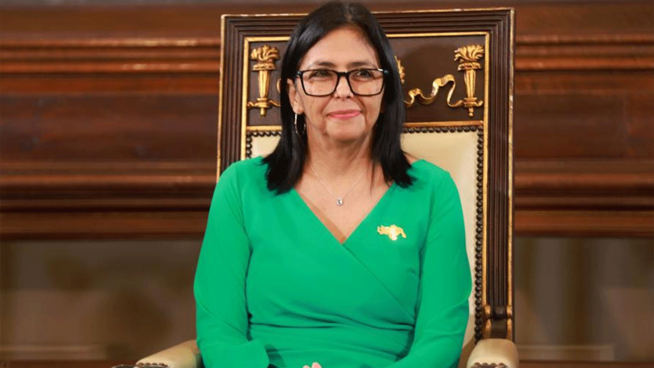 Haydut Trump öyle demiyor ama! Geçici başkan Rodriguez’den 10 numara oyunculuk