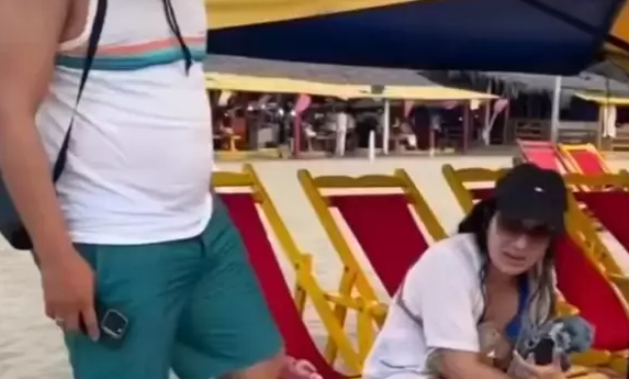 Hayır, deli falan değil! Plajda otururken tuvaletini yaptı! Mide bulandıran görüntüler