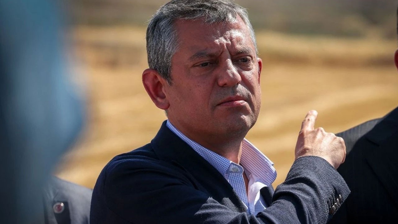 Hayırdır! Yine fırça mı yedin yoksa? Ekrem’den son talimatları alan Özgür'ün ağzını bıçak açmadı