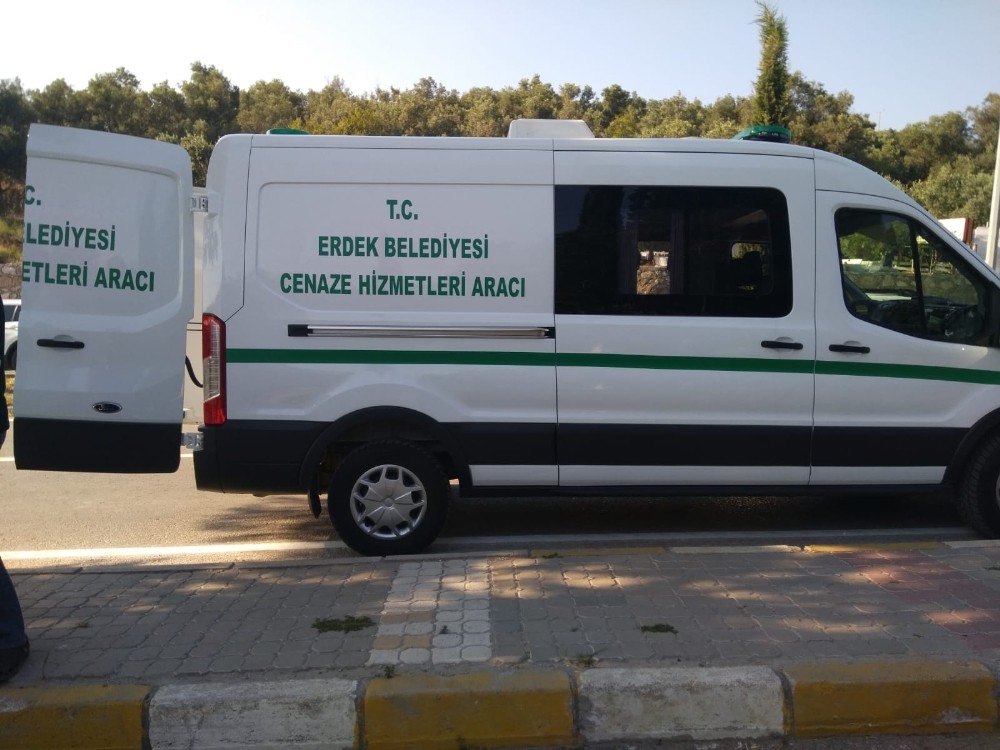 Hayırsevenler cenaze aracı bağışladı 