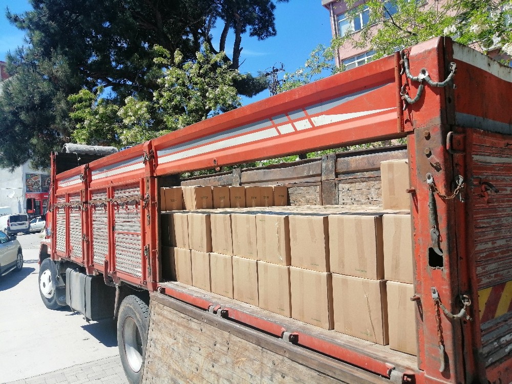 Hayırsever iş adamından 500 kolilik erzak yardımı 