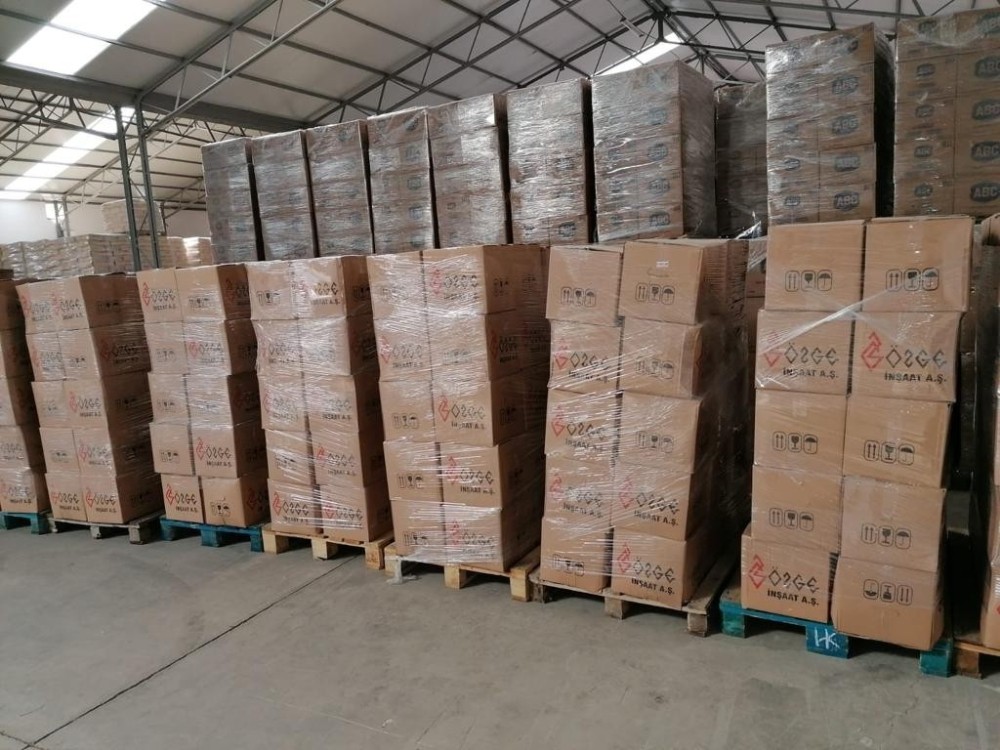 Hayırsever iş adamından bin 500 koli yardım 
