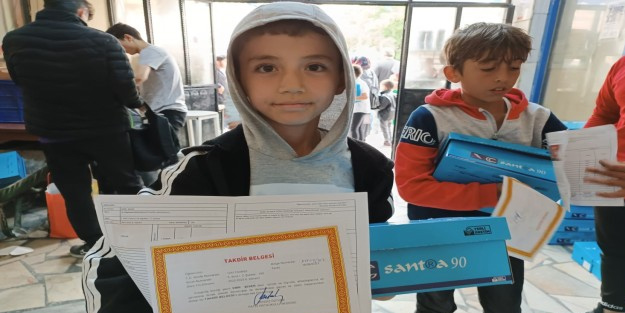 Hayırsever iş insanından taktir toplayan hareket: Takdir alan öğrencilere ayakkabı hediyesi! Moral verdi