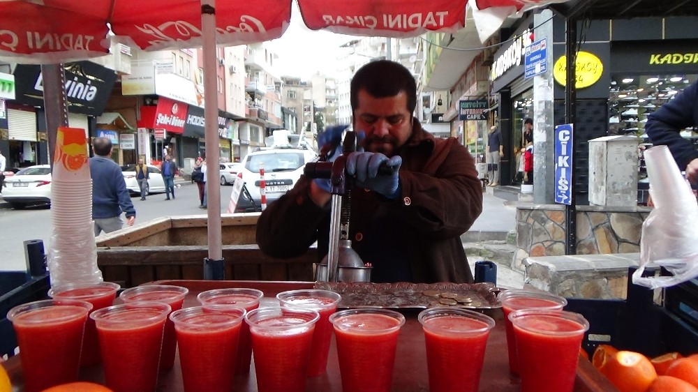 Hayırsever kadın vatandaşlara para ve gıda malzemesi dağıttı 