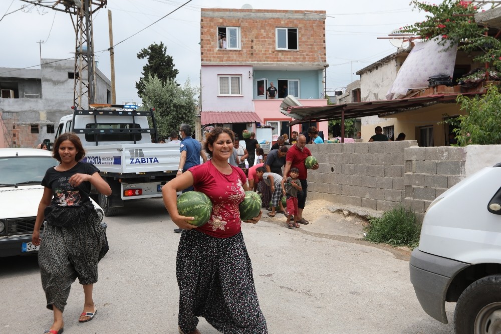 Hayırsever vatandaştan ihtiyaç sahiplerine bin adet karpuz 