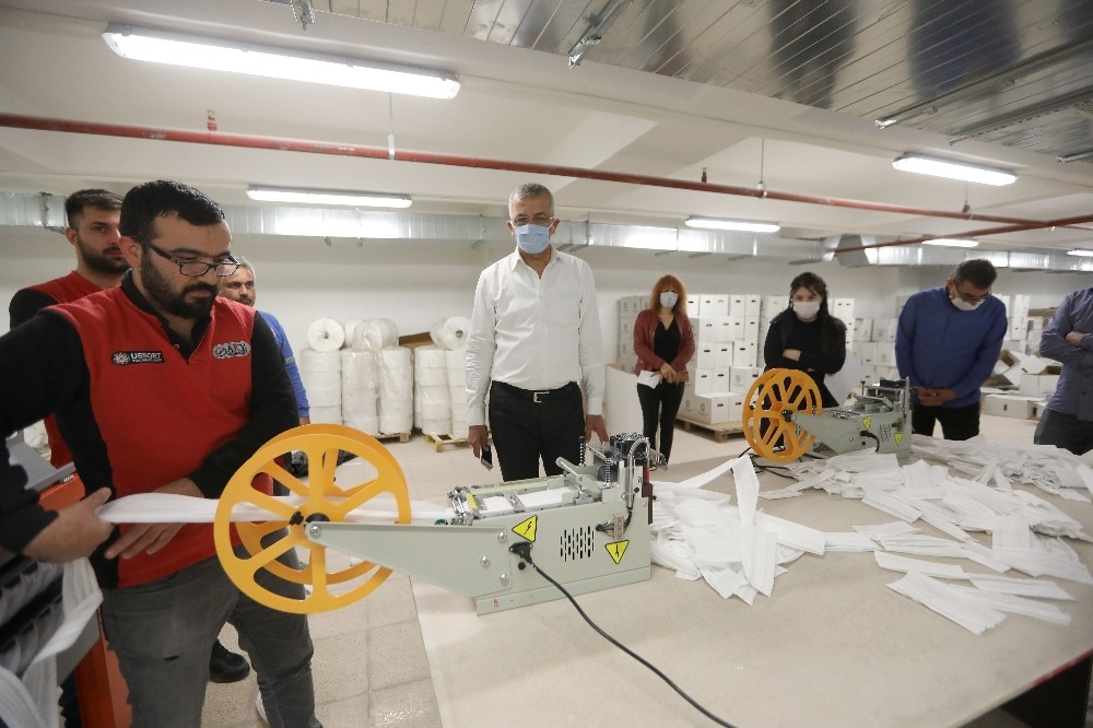 Hayırsever vatandaştan Mezitli Belediyesi’ne maske üretim makinesi 