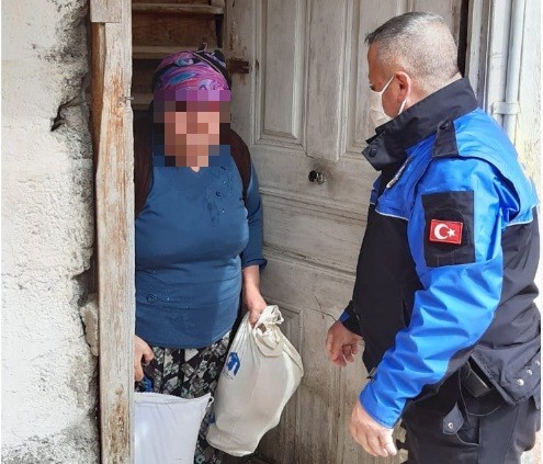 Hayırseverin yardımlarını polis ekipleri dağıttı 