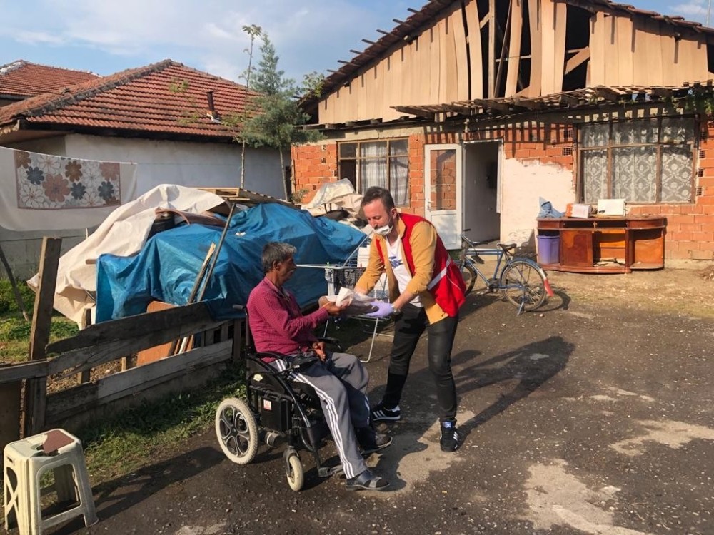Hayırseverler bağışladı Kızılay dağıttı 
