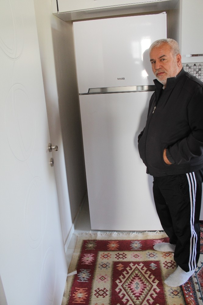 Hayırseverlerden 87 yaşındaki nineye buzdolabı hediyesi 