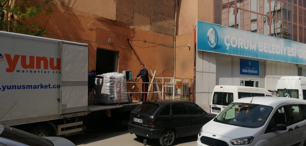 Hayırseverlerden gıda bankasına destek 