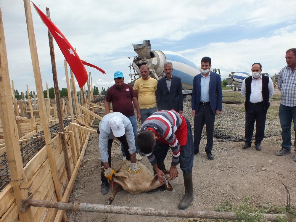 Hayırseverlerin yaptıracağı caminin temeli atıldı 