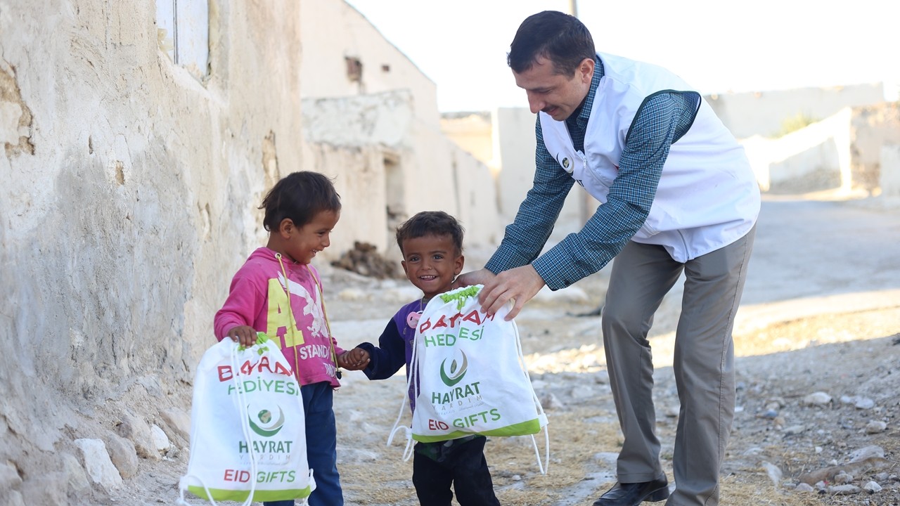 Hayrat Yardım 12 yıldır Suriyelilere yardım eli uzatıyor