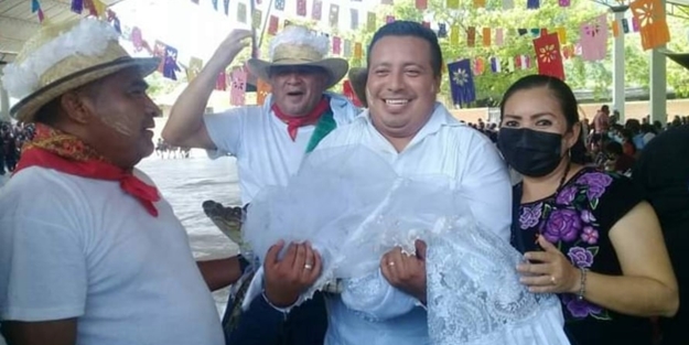 Hayret ki ne hayret! Belediye başkanı timsah ile...