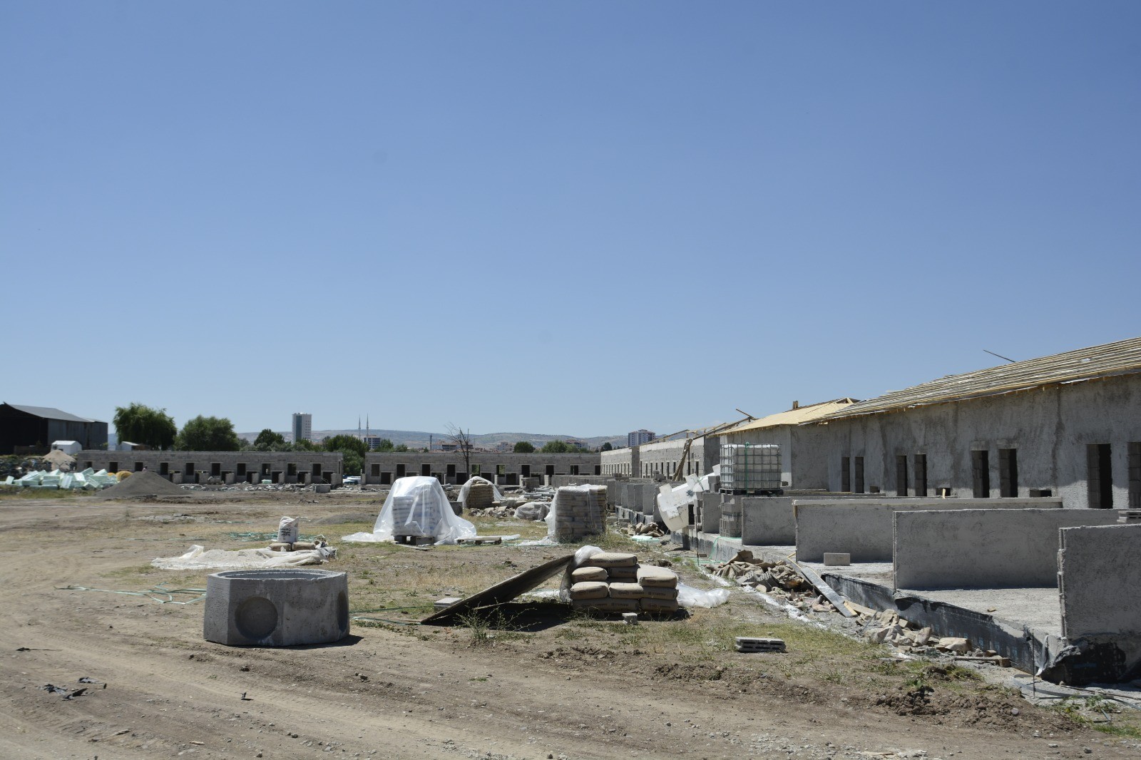 Hayvan barınağı yapımında çalışmalar sürüyor