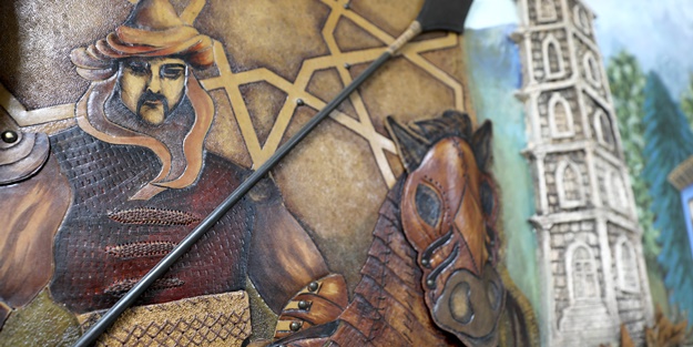 Hayvan derilerini işleyip tablo, çanta ve takıya dönüştürüyorlar